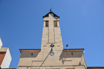 Fototapeta na wymiar campanario de una iglesia de construcción moderna