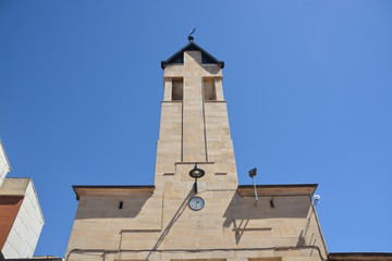 campanario de una iglesia de construcción moderna