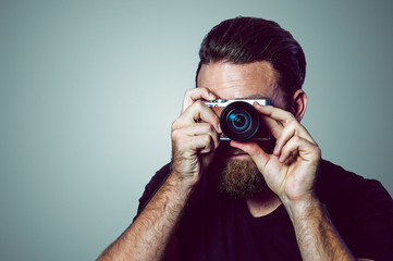 Mann macht ein Foto mit retro Kamera