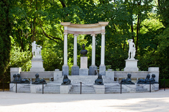 Plaza de los emperadores en el parque del Capricho de Madrid