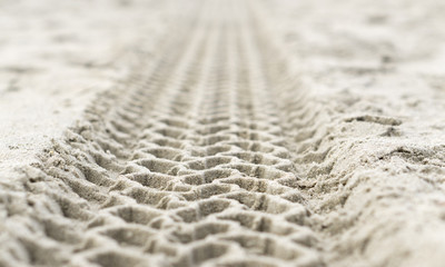 Fototapeta na wymiar Reifenspuren im Sand