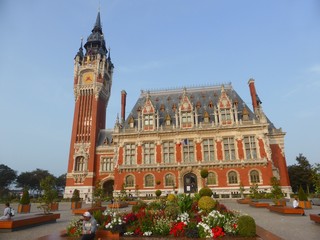 Fototapeta na wymiar Hôtel de ville et beffroi de Calais (France)