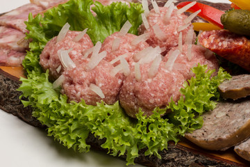 Hackepeter Bällchen mit Zwiebeln