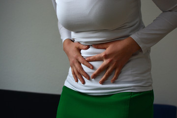 Attraktive Frau leidet an Bauchschmerzen