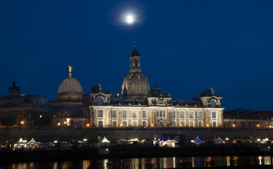 Fototapeta na wymiar Dresden, Germany cityscape on the Elbe River at night.