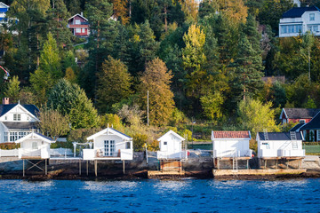 Naklejka premium house docks in Oslo's fiord for sailing boats nature trees