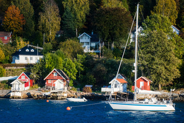 Fototapeta na wymiar house docks in Oslo's fiord for sailing boats nature trees