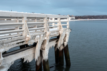 Naklejka premium Frozen pier in Sopot, winter seascape. Baltic Sea. Poland.
