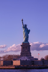 Fototapeta premium Statue liberty and purple sky.