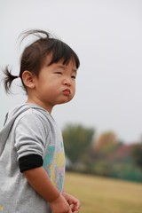 すねている表情の女の子