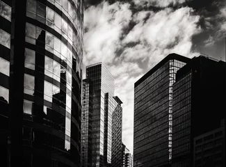 Photo sur Plexiglas Noir et blanc Les bâtiments commerciaux s& 39 étendent vers le ciel avec des couleurs N&amp B