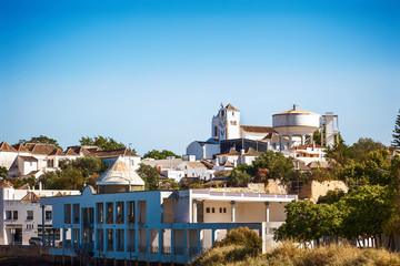 Plan large du village Tavira, région d'Algarve, Portugal