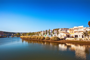 Fototapeta premium Bord du fleuve de Gilao, ville de Tavira, région d'Algarve, Portugal