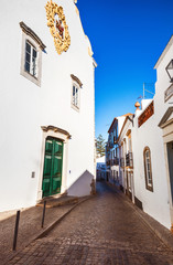 Fototapeta premium Ruelle pavée de la ville de Tavira, région d'Algarve, Portugal