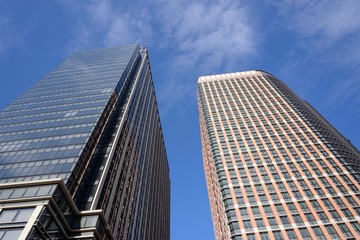 青空に聳える丸の内のビル
青空に聳える丸の内の高層ビルが都会の雰囲気を出していた。