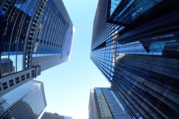 Fototapeta na wymiar 空を隠す丸の内のビル群 青空に聳える丸の内の高層ビルが都会の雰囲気を出していた。