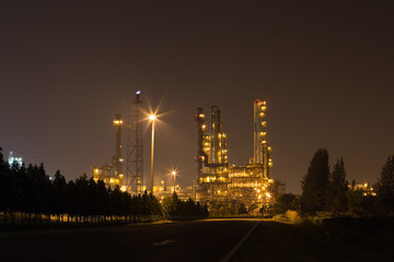 Fototapeta na wymiar Oil refinery industrial plant at night