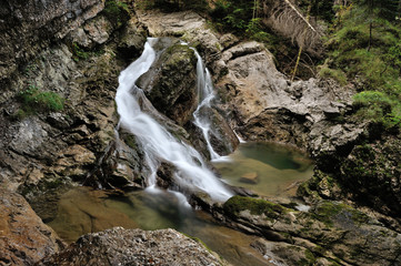 Wasserfall in den bayerischen Alpen am Fischbach bei Ruhpolding 