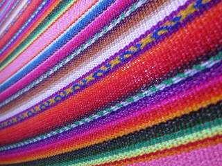 zoom de textura hamaca peruana a rayas en colores rosados con pequeña curvatura
