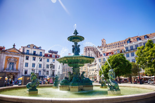 Fontaine de la place "Dom Pedro IV", rossio square, Lisbonne, Portugal 