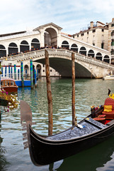 Fototapeta na wymiar Beautiful Venetian gondola near the Rialto Bridge