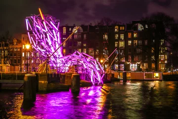 Foto op Plexiglas AMSTERDAM, NEDERLAND - 12 JANUARI 2017: Lichtinstallaties op nachtgrachten van Amsterdam binnen Light Festival. 12 januari 2017 in Amsterdam - Nederland.. © Unique Vision
