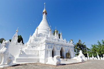 White buddha pagoda temple in Wat Pra Tard Doi Kong Mu temple wi - obrazy, fototapety, plakaty