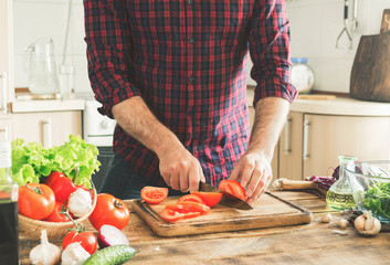 Homme préparant des plats délicieux et sains dans la cuisine à domicile
