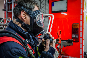 Fototapeta premium HDR - Feuerwehrmann im Einsatz mit Atemschutzmaske