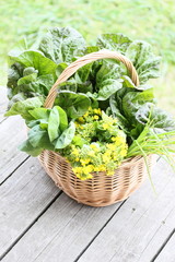 籠に入った野菜。