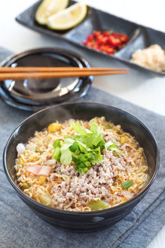  Instant noodles soup with grounded pork and green vegetable