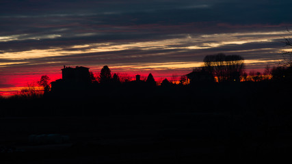 Obraz premium Tramonto infuocato sulle colline 