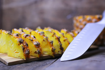 pineapple slices cut knife