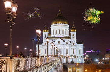 Fototapeta na wymiar Fireworks over cathedral of Christ the Savior in Moscow