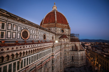 Fototapeta premium Lights of the sunset over the Basilica of Santa Maria del Fiore in Florence, Italy 