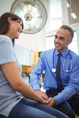 Obraz premium Doctor interacting with patient