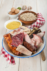 Ingredientes crudos para cocinar un cocido madrileño