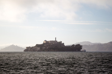 Obraz premium Die Gefängnisinsel Alcatraz in der Buch von San Francisco, Kalifornien, USA.