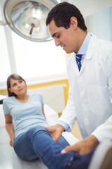 Obraz premium Doctor examining a female patients leg