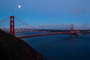 Fototapeta premium Księżyc w pełni nad Golden Gate Bridge w San Francisco, Kalifornia, USA.