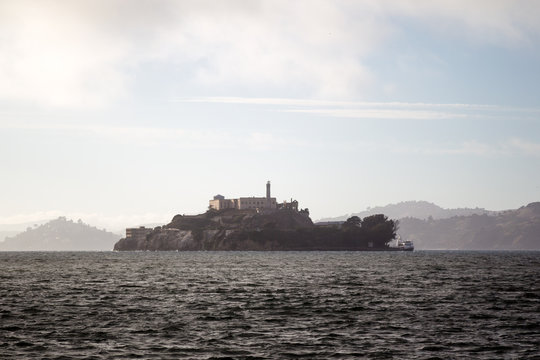 Die Gefängnisinsel Alcatraz in der Buch von San Francisco, Kalifornien, USA.