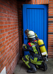 HDR - Feuerwehrmann im Einsatz mit Atemschutzmaske