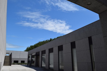 土門拳記念館 ／ 土門拳記念館は写真専門の美術館として、個人の写真記念館としても世界で唯一です。写真家、土門拳の全作品約10万点を収蔵し、その研究・保存をはかりながら順次公開しています。敷地内には白鳥池、アジサイ園、飯森山公園などがある観光スポットです。