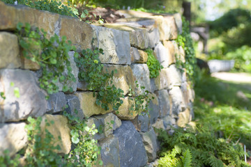 Natursteinmauer im Garten | Gartengestaltung 