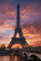 Gordijnen De Eiffeltoren bij zonsopgang in Parijs © Netfalls