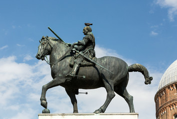 Obraz premium Equestrian statue of Gattamelata in Padua, Italy
