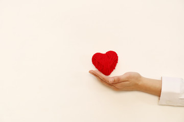 ハートと女性の手