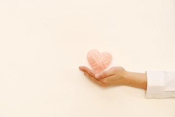 ハートと女性の手