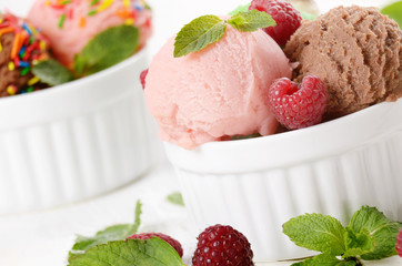 Ice cream balls with raspberry