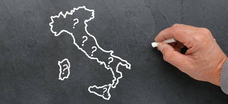 Carte de l'Italie avec point d'interrogation &agrave; la craie sur tableau noir